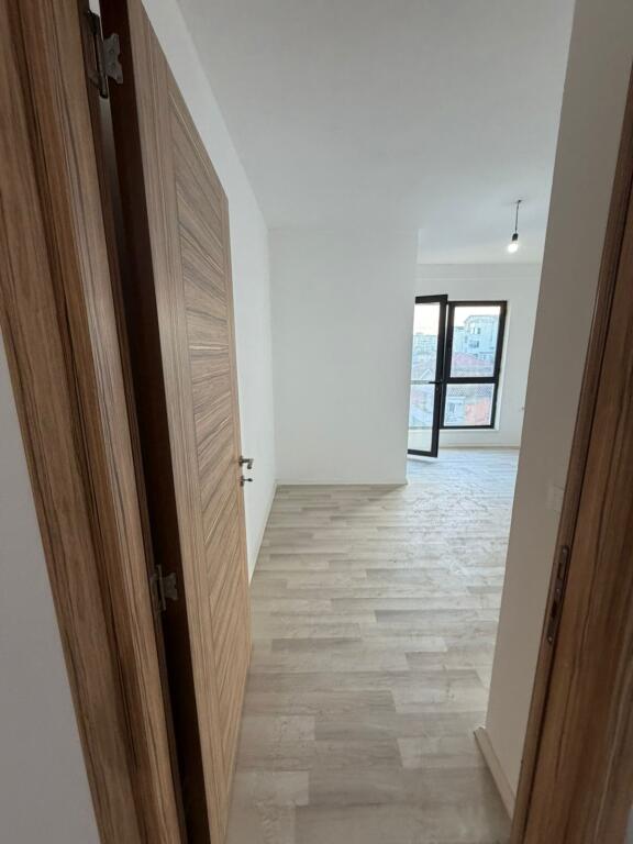 Appartamento 2+1+2 in vendita, Via 5 Maj alla fine vicino ai nuovi edifici 170.000.000 Milioni di leke