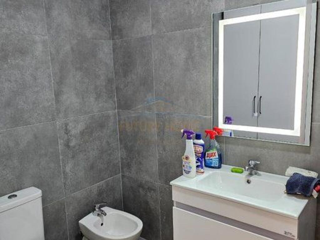 Shitet, Apartament 1+1, Rruga Jordan Misja, Tiranë.