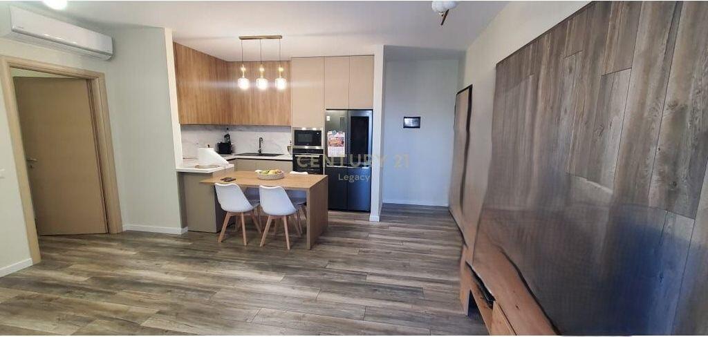 Tek komisariati Nr 4 Rr e Dibres, Shitet Apartament 2+1+2+ Post parkimi!!!