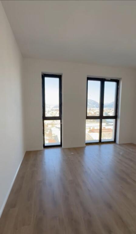Shitet apartament  2+1 (Tek ish Sheshi Shqiponja)
