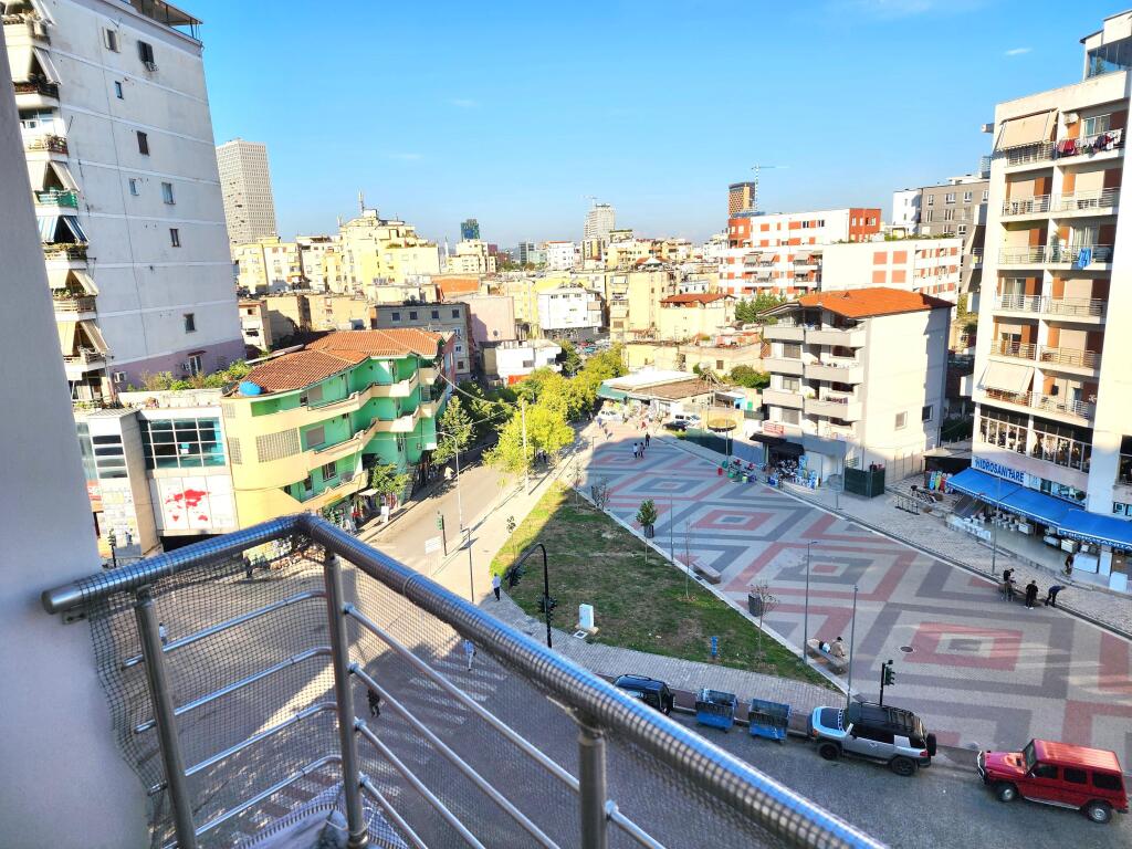 Super Apartament: 1+1 &amp; 1 Garazh + Ballkon me Pamje te Lire 📍Te Ish Tregu Elektrik/ Ali Demi *(560€/Muaj)*  ||  Pallati eshte i Ri, me Ashensor