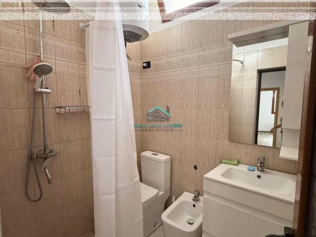 Jepet me Qera Apartament 3+1+2 – Zona e Xhamise, Vlore