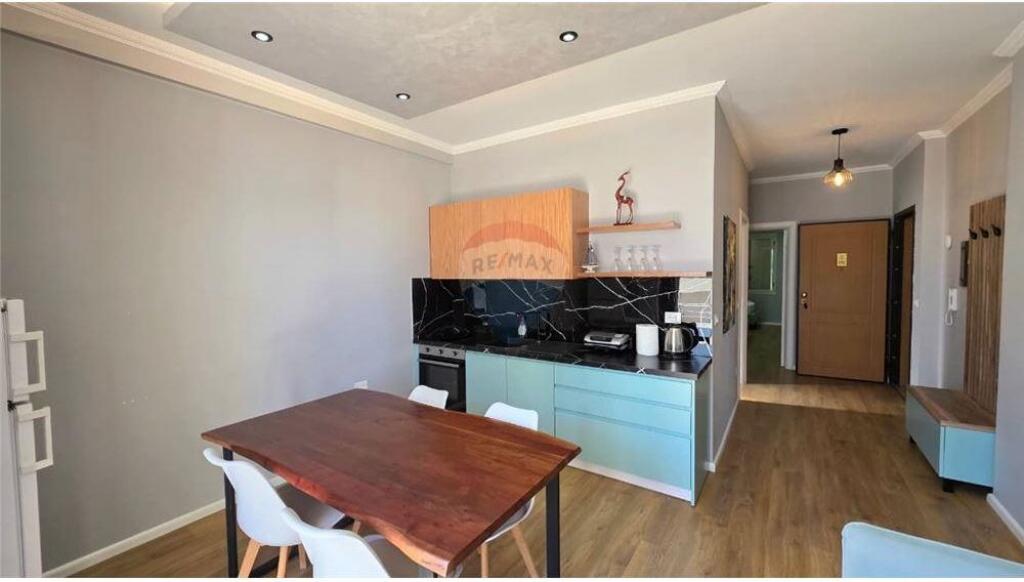 🏠 Apartament 2+1 – Për Qira 📍 Sheshi Isa Boletini, pranë Teatrit – Vlorë