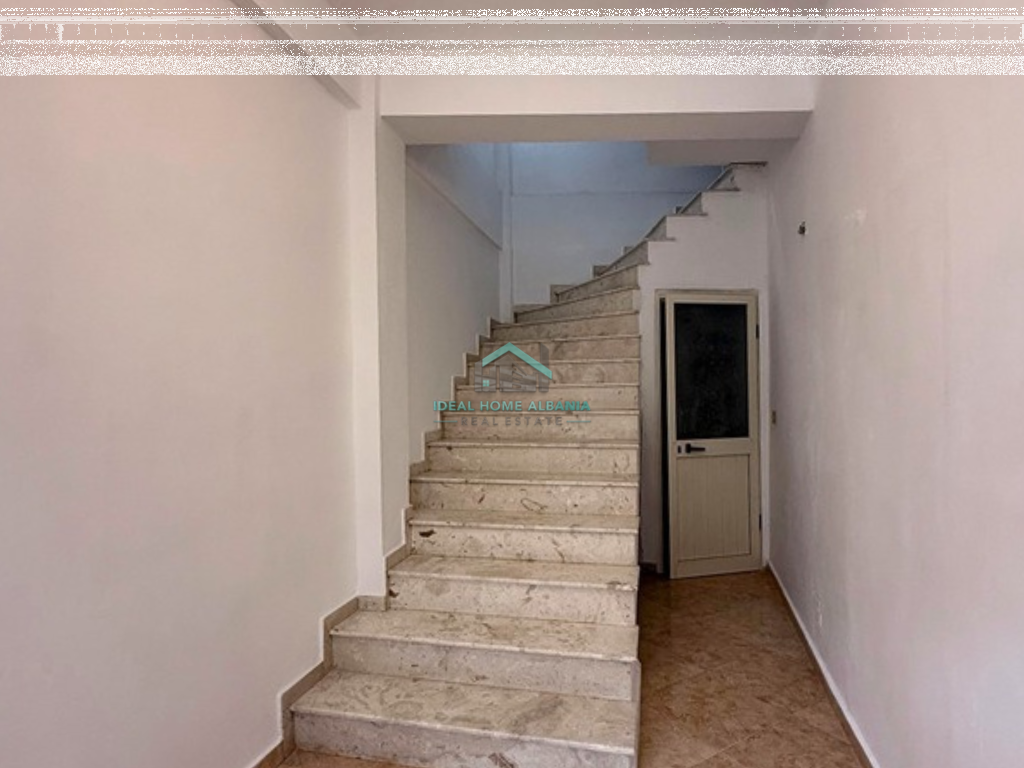 Jepet me Qera Apartament 3+1+2 – Zona e Xhamise, Vlore