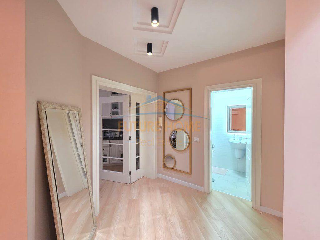 Qera, Apartament 2+1 me verande tek Rruga e Kosovareve!