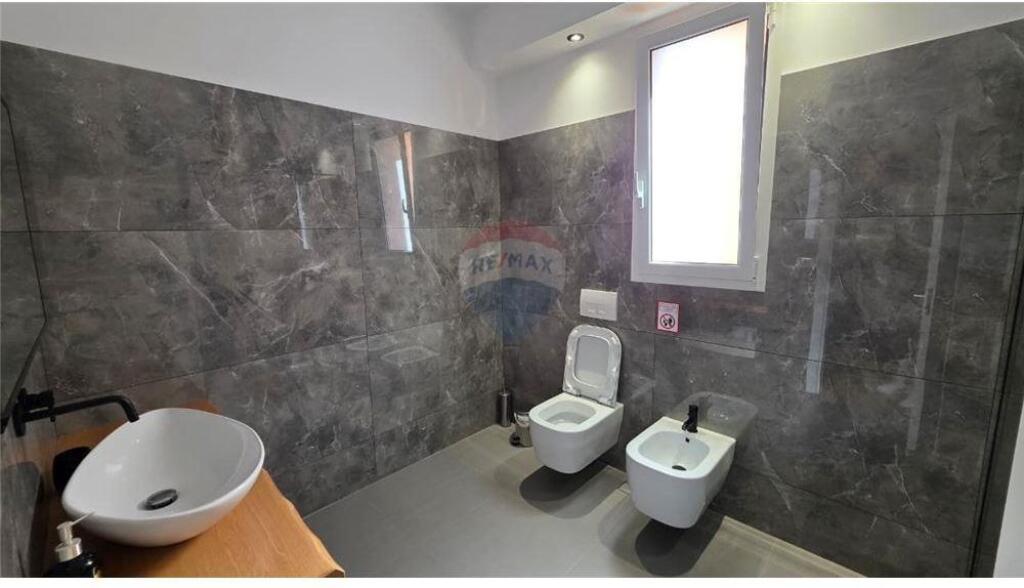 🏠 Apartament 2+1 – Për Qira 📍 Sheshi Isa Boletini, pranë Teatrit – Vlorë