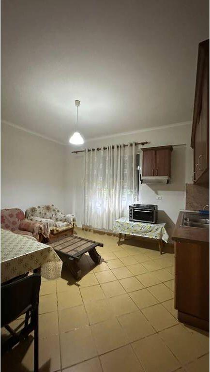 Jepet me qira 2+1, kati i pare i nje shtepie private per studente! 390 € /Muaj