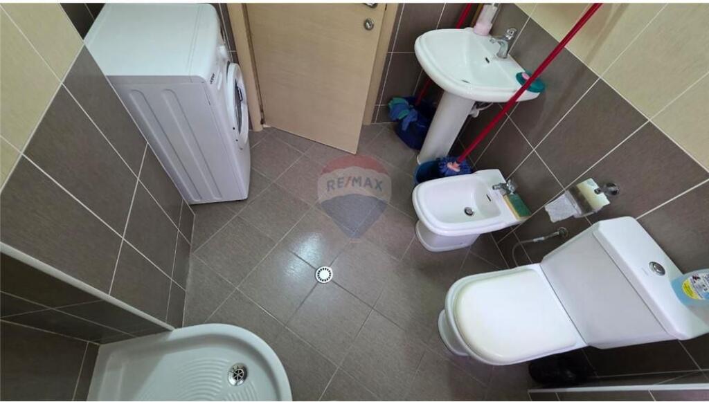 🏠 Apartament 2+1 + Garazh– Për Qira Afatgjatë 📍 Rruga Haziz Xhyheri, Lungomare – pas Hannover Bar, Vlorë