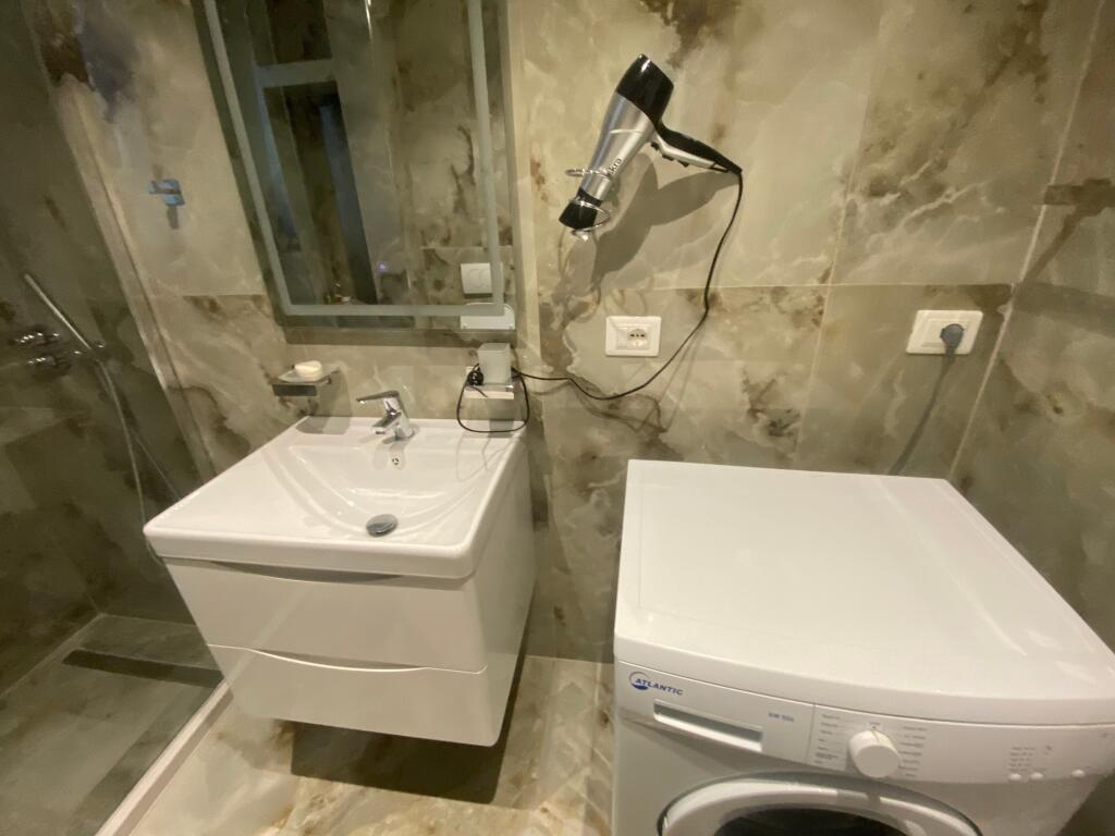 1+1,i mobiluar te ish restorant drr,cmimi 550 mije leke