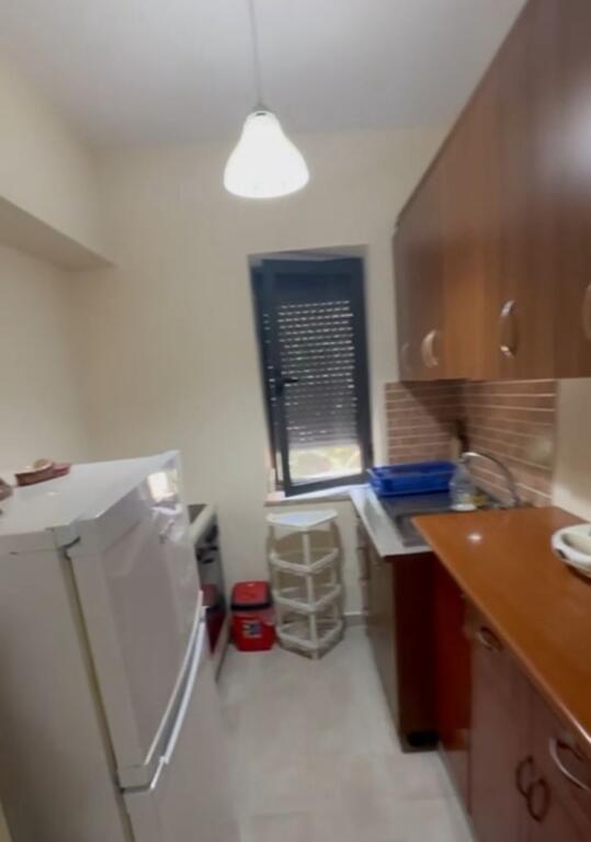 Apartament 1+1 me kuzhine me vete me qera tek Rruga e Dibres, prane Medresese - Tirane (ID D8241Z8)