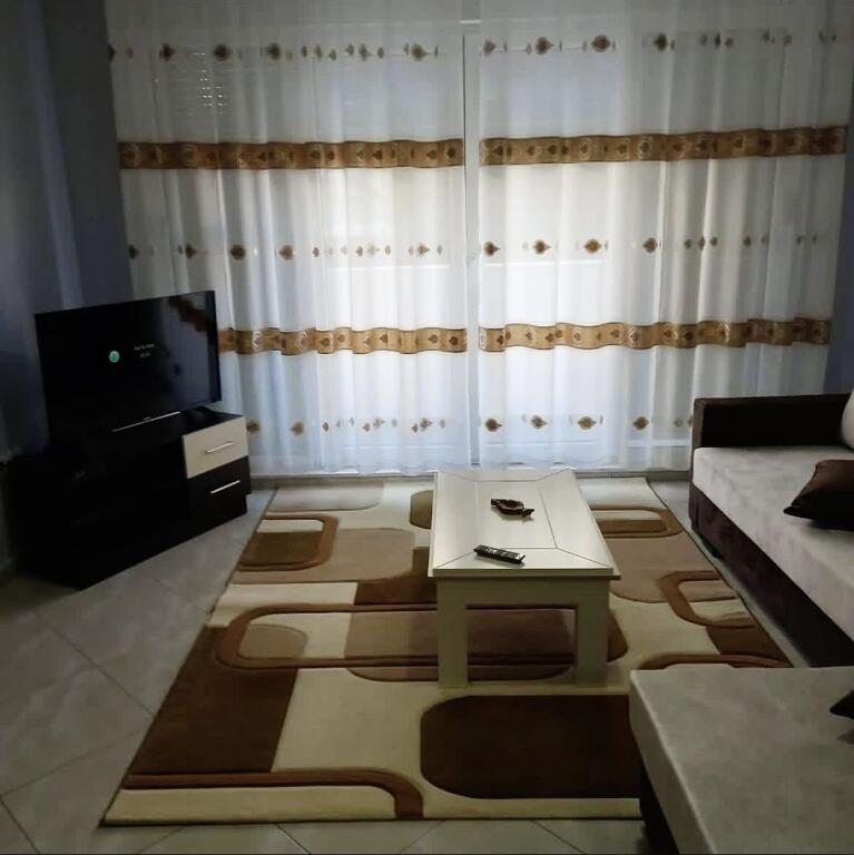 Jepet me qera 2+1 mobiluar liqeni thate 550 eu