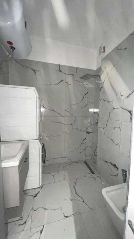 🏢Rruga e Barrikadave jepet me qera apartament ,1+1,i mobiluar 600EURO