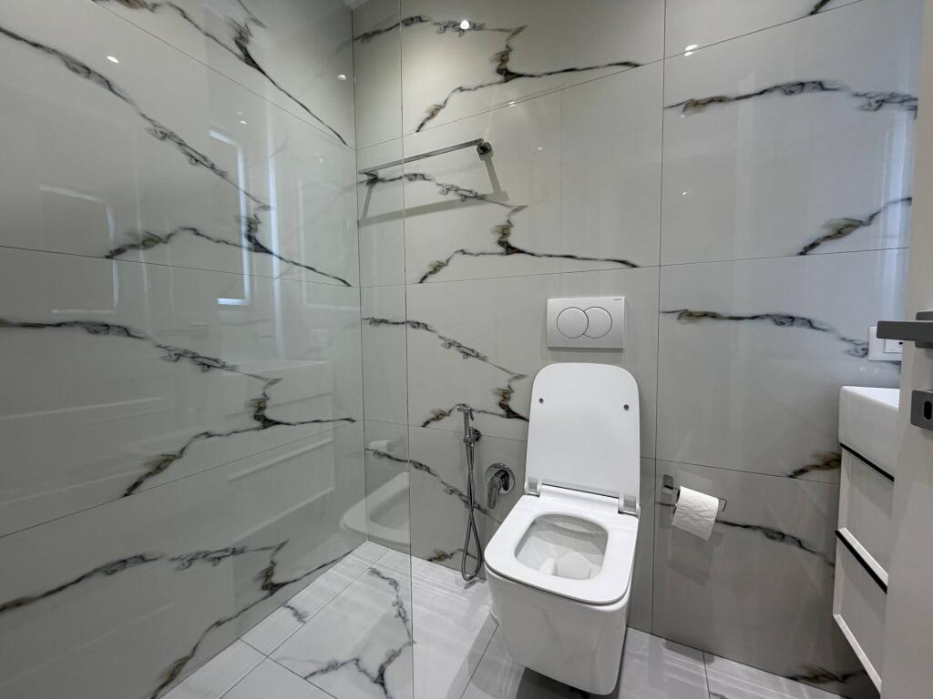 Apartament 2+1+2 Parking tek Colombo tek Liqeni i Thate