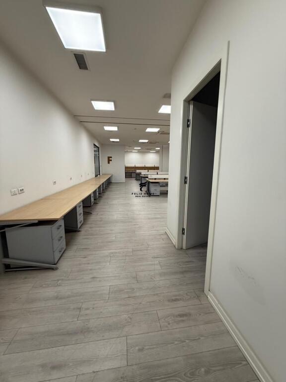 ZYRE ME QERA 1000 M2 RRUGA E KAVAJES 17.000 EURO