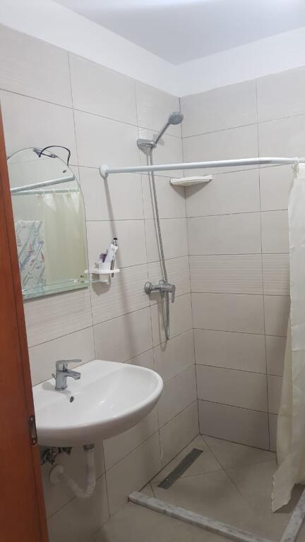 OCCASIONE! Complesso Turdiu, Campo di Aviazione Appartamento 1+1 in affitto. Prezzo 40.000 Lek.