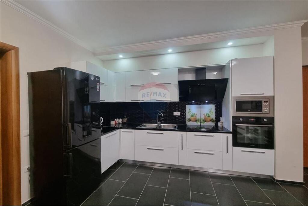 🏠 Apartament 2+1 – Për Qira 📍 Qendër, pranë Teatrit “Petro Marko” – Rr. Sulejman Delvina, Vlorë