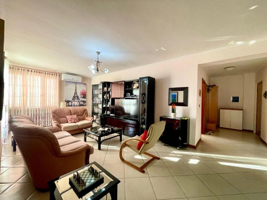 Shitet Apartament 3+1+2 Komuna e Parisit