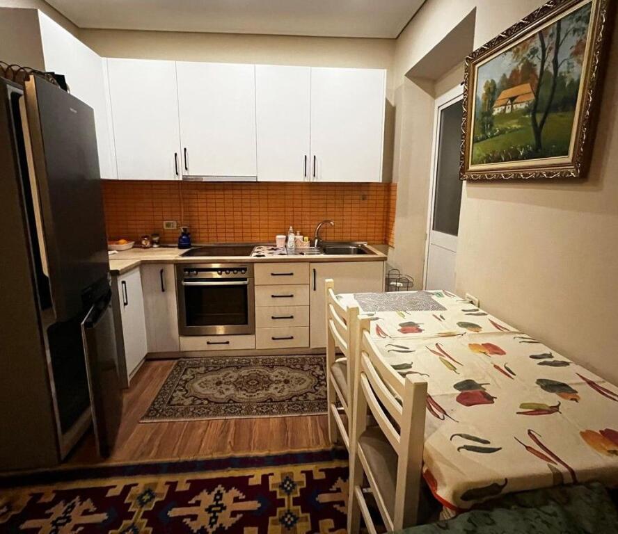 Apartament 2+1 me qera prane rruges Fortuzi