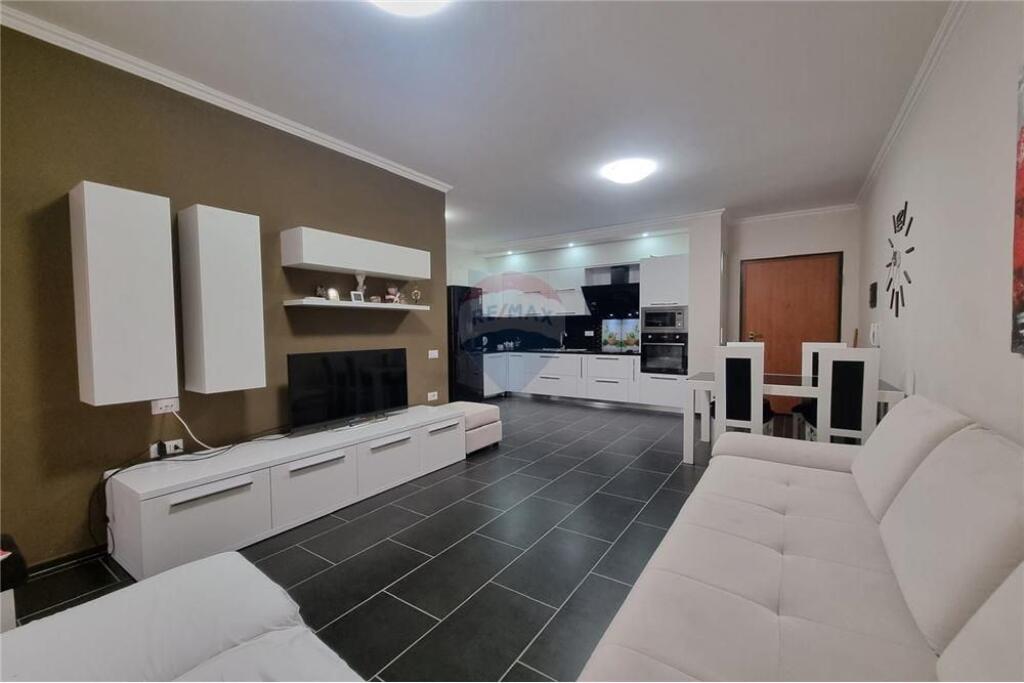 🏠 Apartament 2+1 – Për Qira 📍 Qendër, pranë Teatrit “Petro Marko” – Rr. Sulejman Delvina, Vlorë