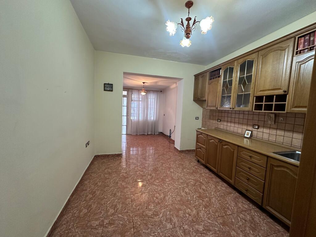 ULET CMIMI NE MYSLYM SHYR PER SHITJE