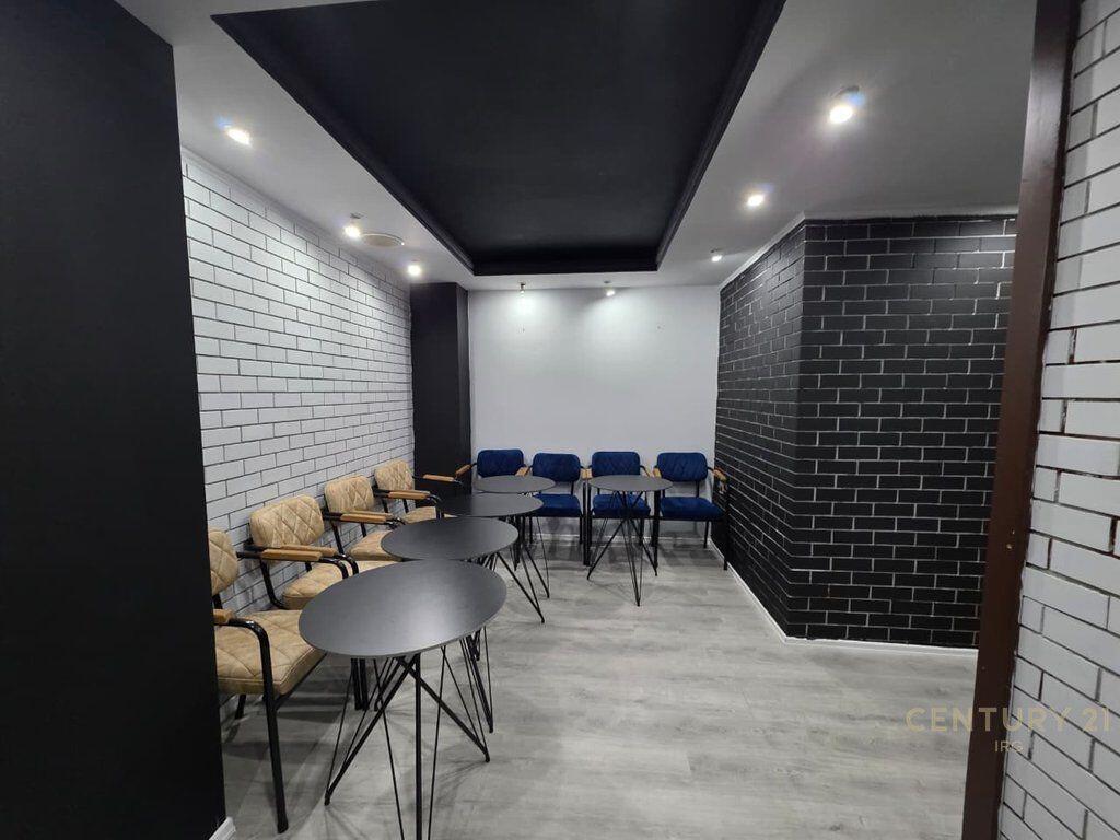 Offerto spazio commerciale vicino alla Scuola di Balletto, nell'Unità Municipale n. 2, con una superficie totale di 190 m² 2.500 € /Mese Superficie Totale  190m2