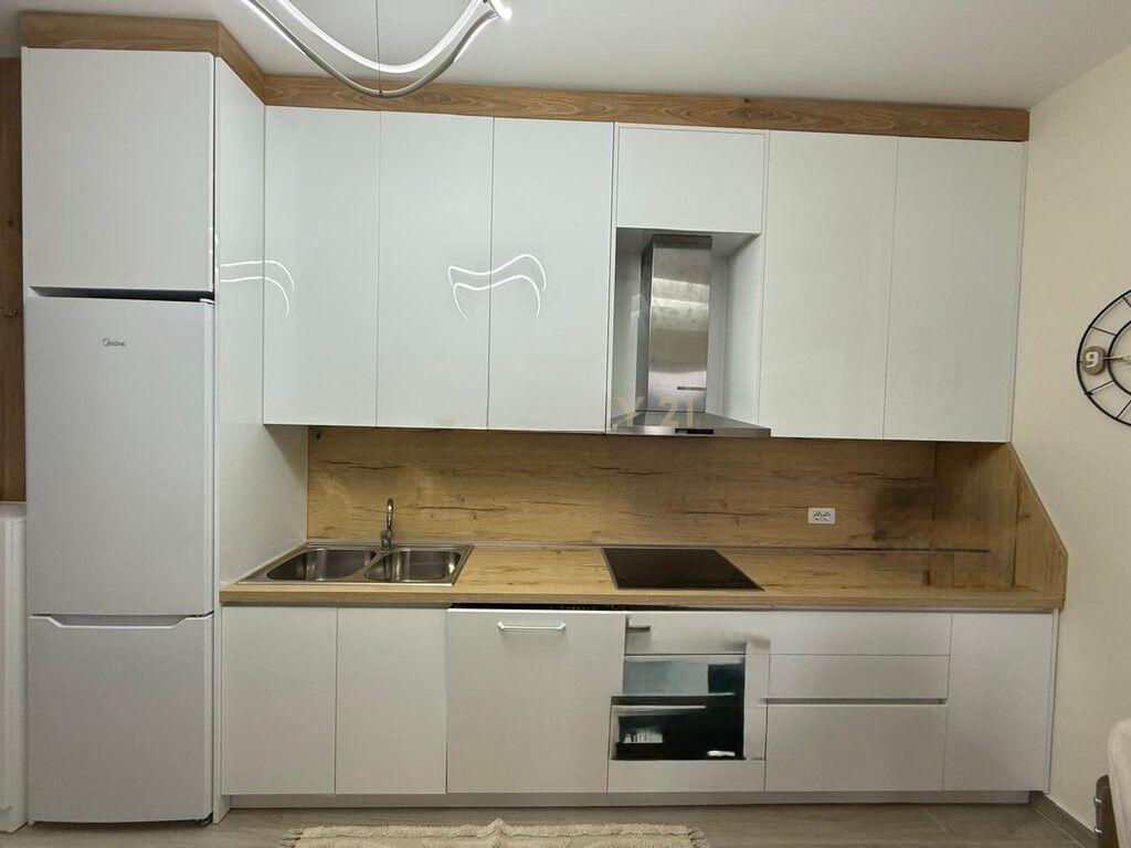 Jepet me qera apartament te Xhamlliku 2+1