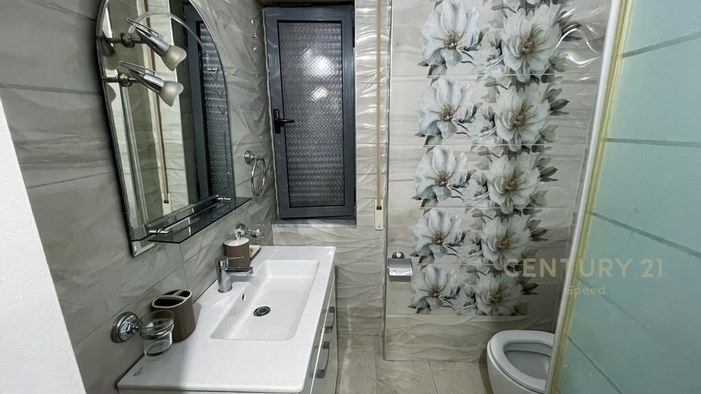 Apartament 2+1+2 me qira tek Komuna e Parisit!