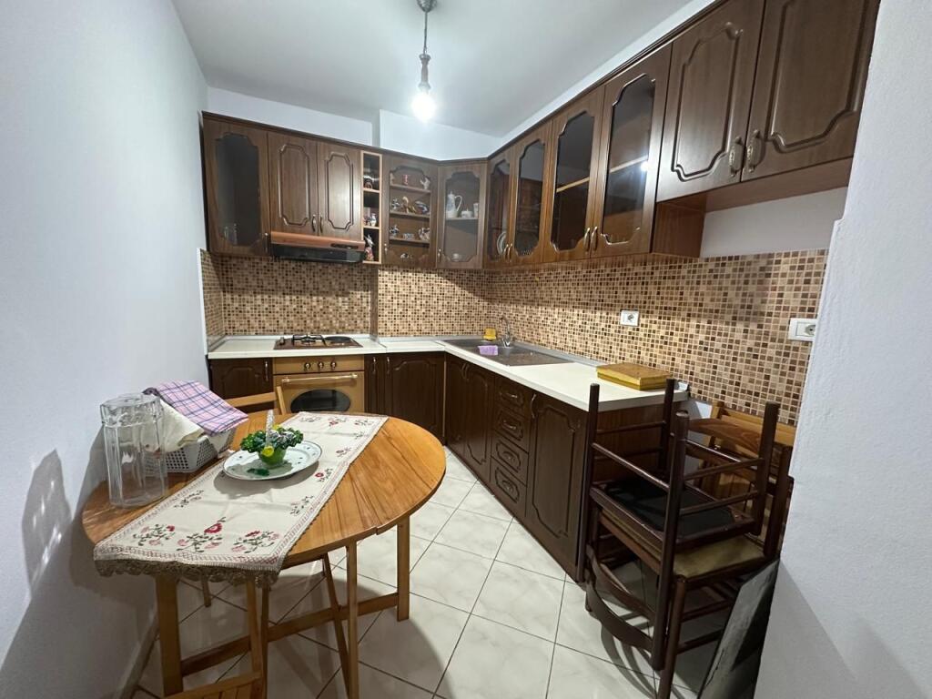 🏢Don Bosko,prane Xhamise jepet me qera apartament 2+1+2,i mobiluar 40,000Leke