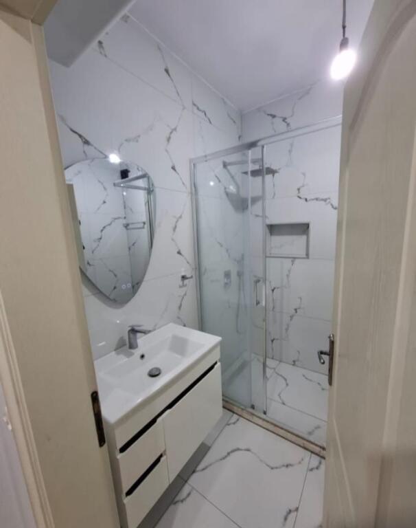 Shitet apartament 1+1 ne Kamez