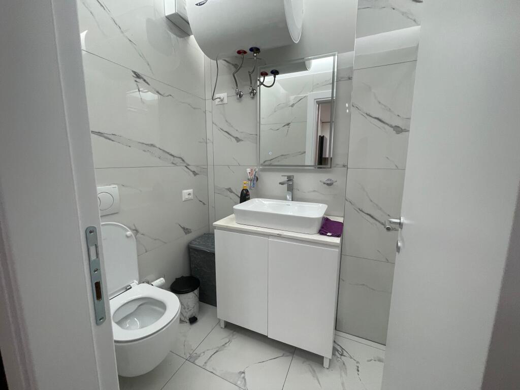 Shitet Apartament 1+1+Parkim Tek Kompleksi Tom Doshi