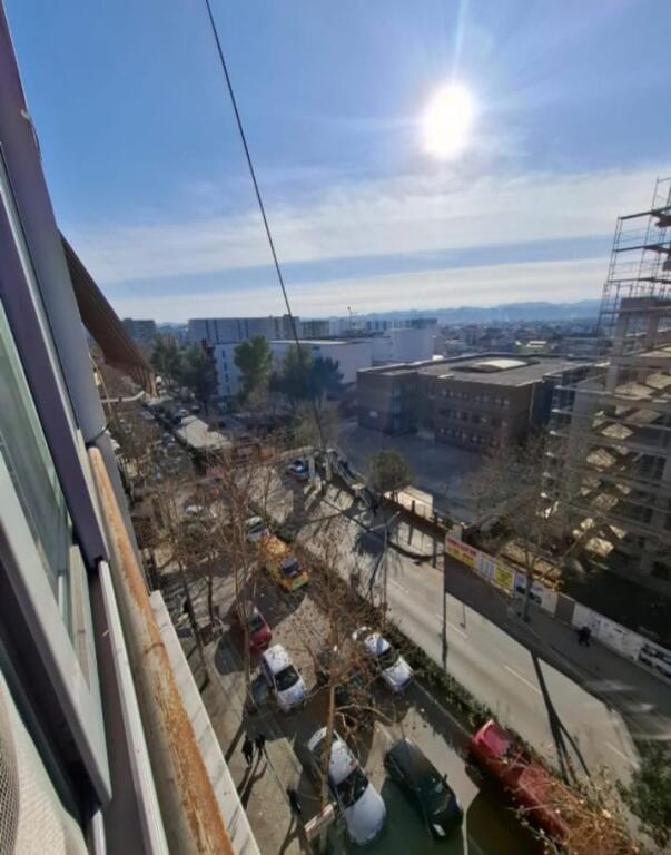 Shitet apartament 1+1 ne Kamez