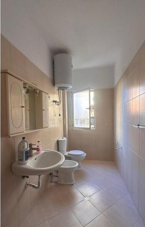 Jepet me qira apartament 2+1 në zonën e Myslym Shyrit, në Rrugën Him Kolli