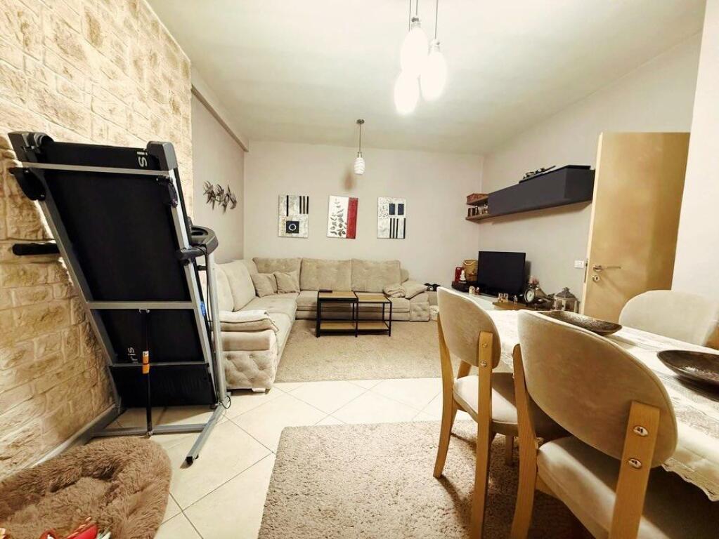 Kodra e Diellit.  Shesim apartament me garazhd:  2+1+2+verande