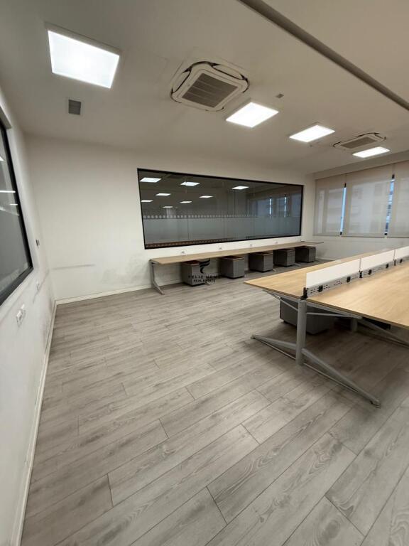 ZYRE ME QERA 1000 M2 RRUGA E KAVAJES 17.000 EURO