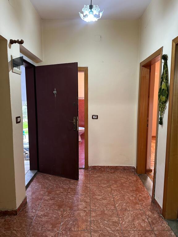 ULET CMIMI NE MYSLYM SHYR PER SHITJE