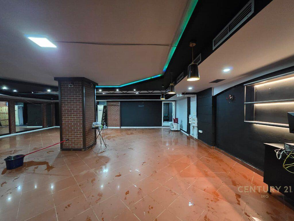 Offerto spazio commerciale vicino alla Scuola di Balletto, nell'Unità Municipale n. 2, con una superficie totale di 190 m² 2.500 € /Mese Superficie Totale  190m2