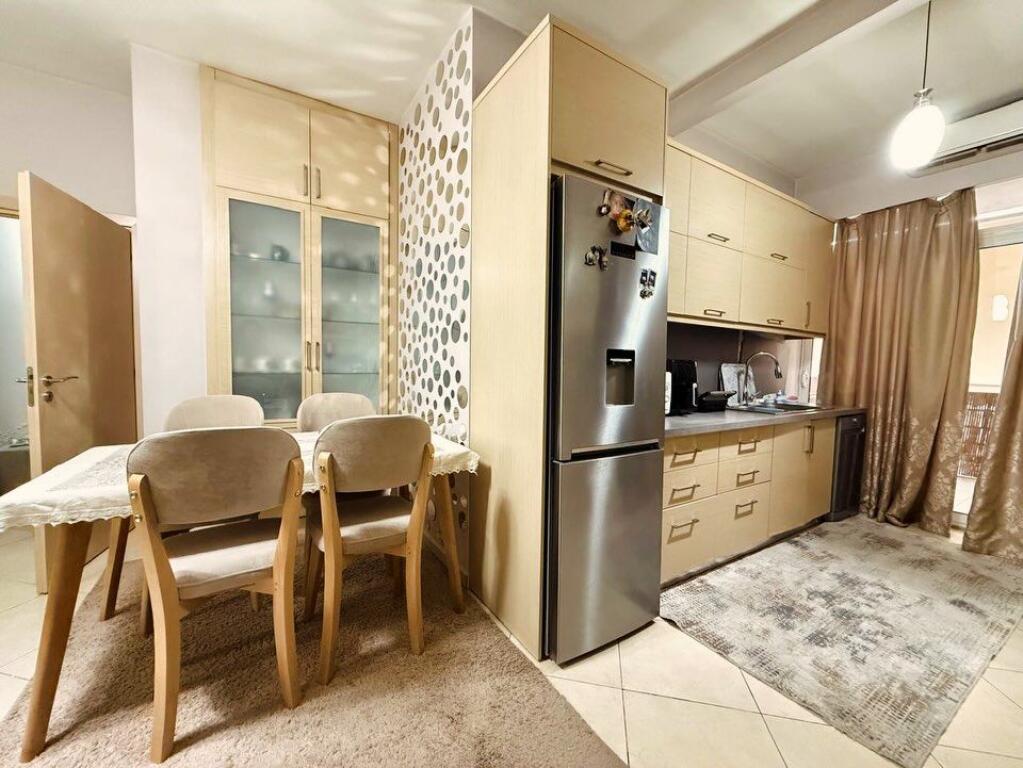 Kodra e Diellit.  Shesim apartament me garazhd:  2+1+2+verande