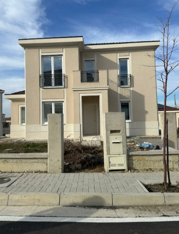 🏡 Vilë për Shitje – Collina Verde, pranë TEG