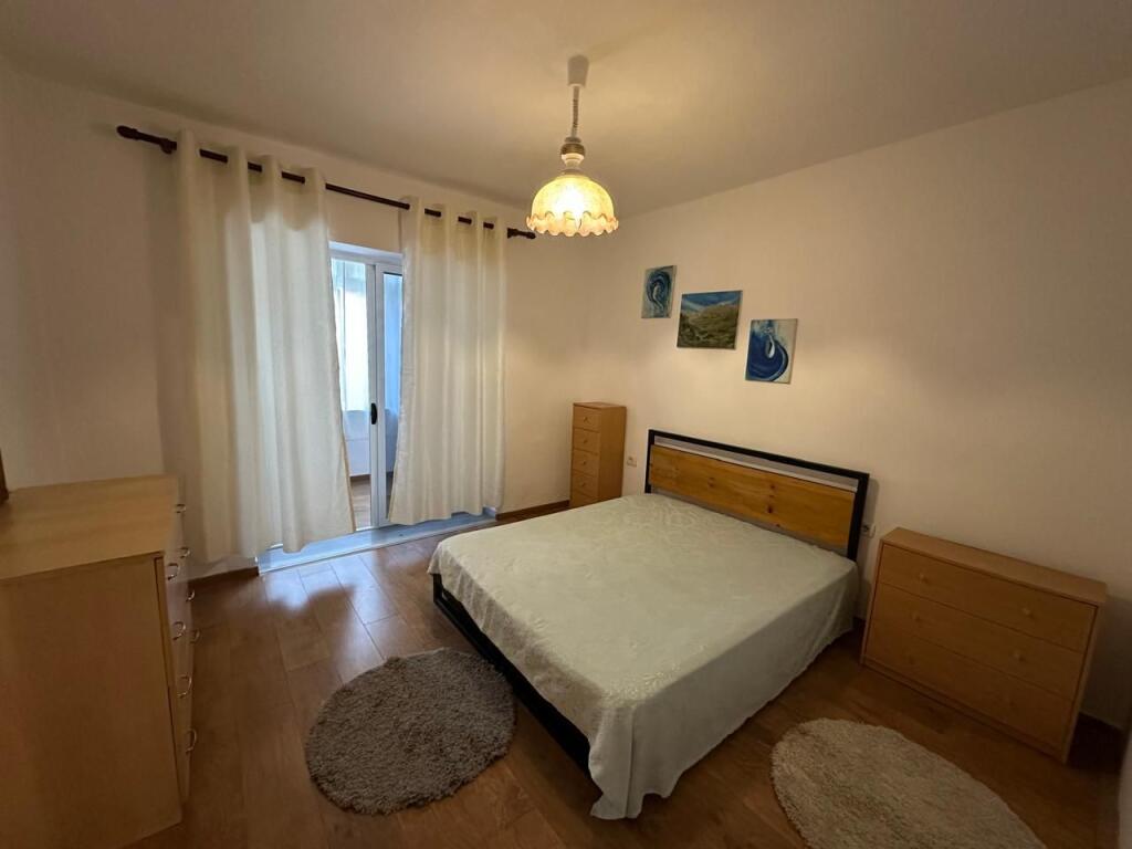 🏢Prane Pazarit te Ri jepet me qera apartament 1+1,i mobiluar.60,000Leke