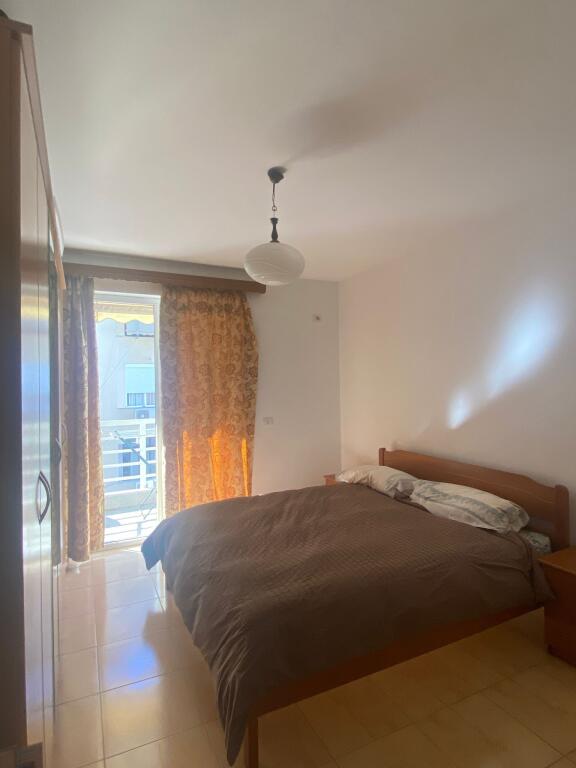 APARTAMENT 1+1, PRANË RRUGES SE AMBASADAVE‼️