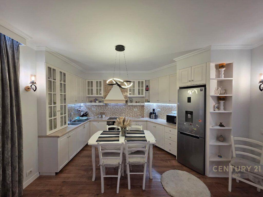 Apartament 3+1+2 tek Eleonora Njesia 13. Per Qira 900 € /Muaj Sip. Totale  118m2