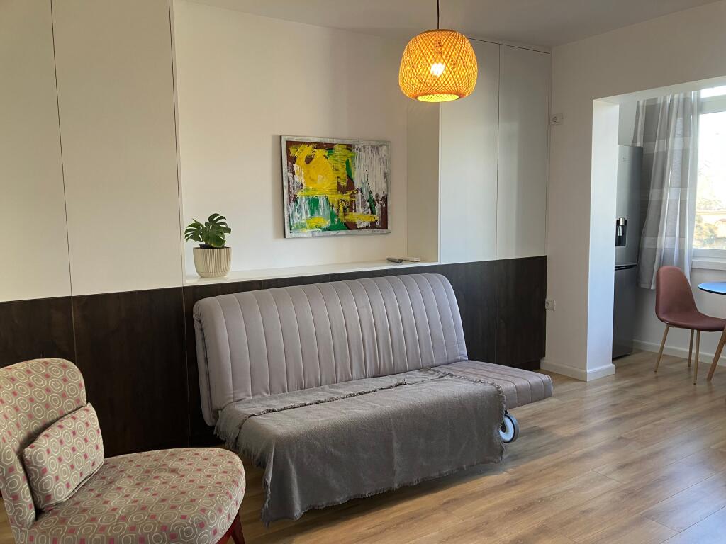 Japim Garzoniereme qera per banim apo Air Bnb  📍 Lokacion perfekt – pranë Postës Qendrore, vetëm disa hapa nga Sheshi Skënderbej