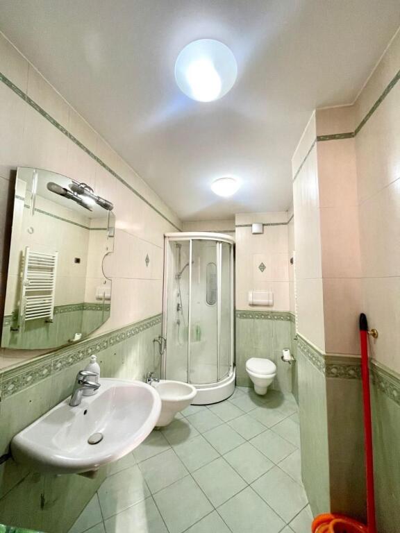 Shitet Apartament 3+1+2 Komuna e Parisit