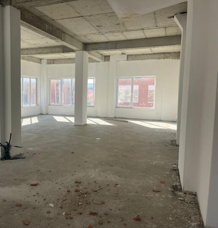 ZYRE ME QERA 500 M2 RRUGA E DIBRES 4.000 EURO