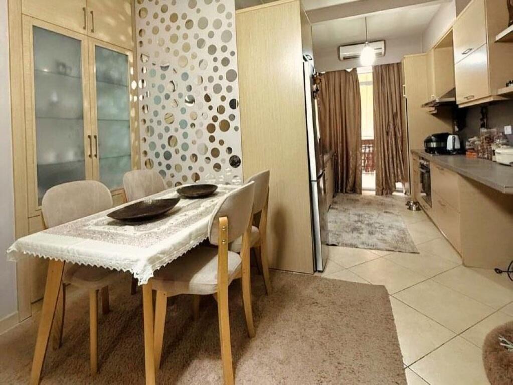 Kodra e Diellit.  Shesim apartament me garazhd:  2+1+2+verande