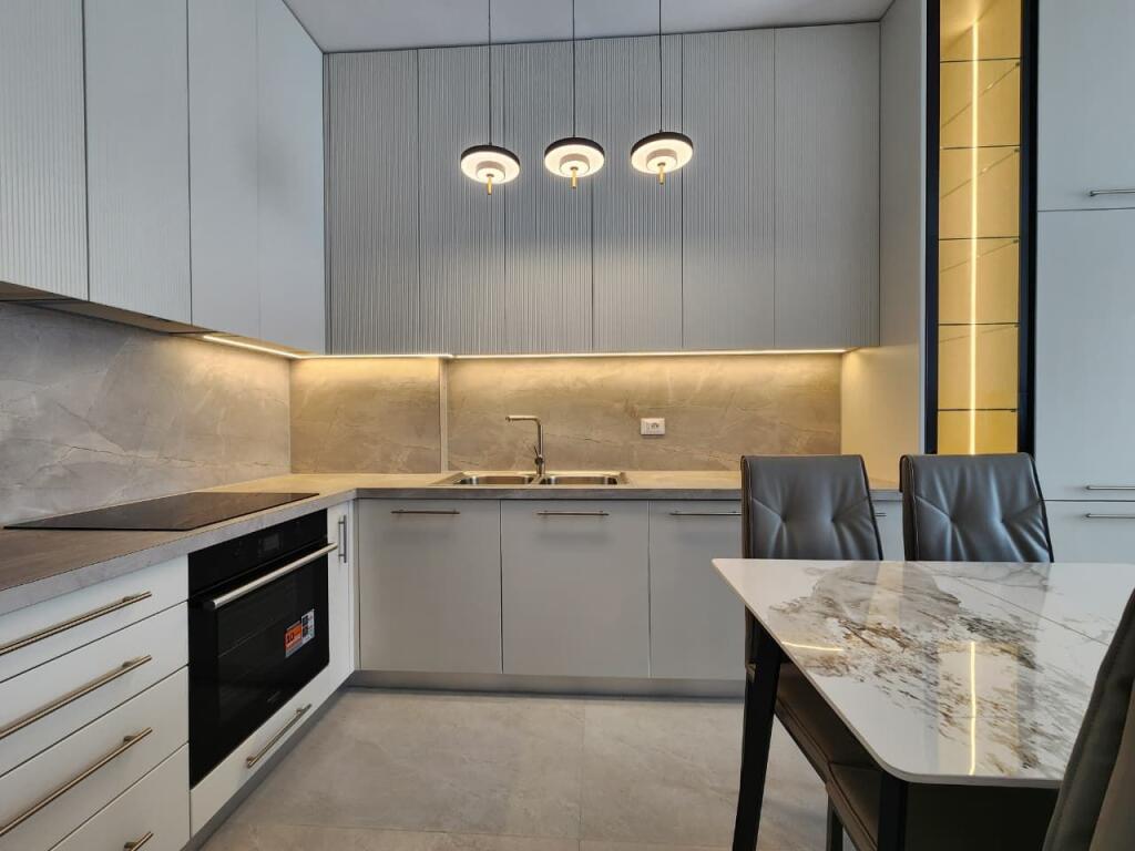 Super apartament me Qira 2+1+2wc+ 1 Poste parkimi (📍Komuna e parisit-Përballë Kika 2) - 110 m2 - 100% I Ri  🔥🔥 1.100 eu/Muaj ( përfshirë dhe parkimin)