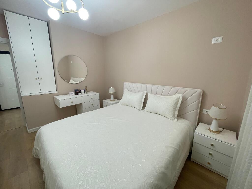 Shitet Apartament 1+1+Parkim Tek Kompleksi Tom Doshi