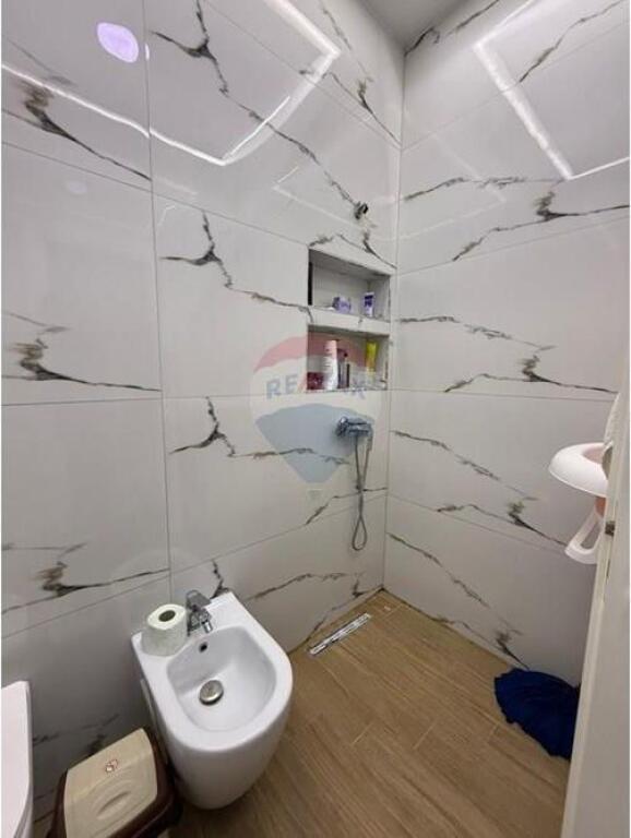 Shitet Apartament 2+1+2 – Rruga 5 Maji