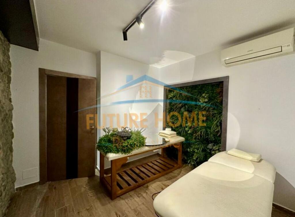 Qira, Ambient, Petronini