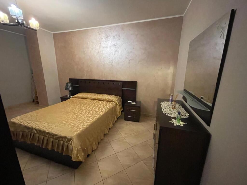 🏢Ne zonen e Xhamllikut,prane Rossman &amp;Lala jepet me qera apartament 2+1+2 i mobiluar 700Euro    